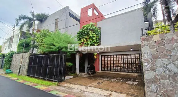 image RUMAH MEWAH SIAP HUNI DI TENGAH KOTA SOLO, AREA VETERAN, DEKAT PAKUWON MALL SOLOBARU!! MINIM RENOVASI (1)