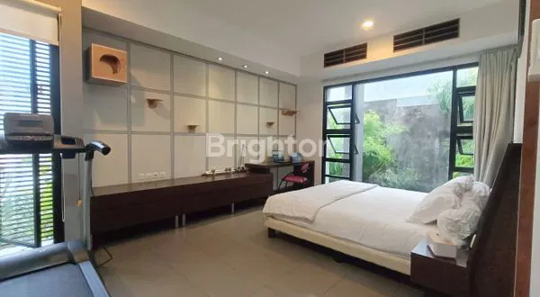 image RUMAH MEWAH SIAP HUNI DI TENGAH KOTA SOLO, AREA VETERAN, DEKAT PAKUWON MALL SOLOBARU!! MINIM RENOVASI (2)