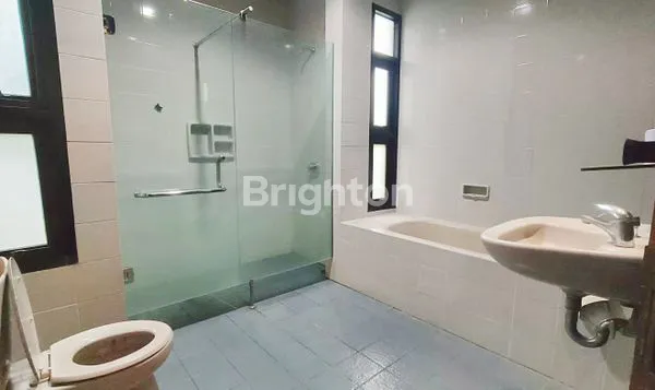 image RUMAH MEWAH SIAP HUNI DI TENGAH KOTA SOLO, AREA VETERAN, DEKAT PAKUWON MALL SOLOBARU!! MINIM RENOVASI (3)