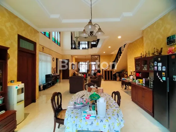 image RUMAH BAGUS SIAP HUNI DI PAKUWON INDAH, LAYOUT & SIRKULASI UDARA BAGUS, TAMAN BELAKANG LUAS BISA UNTUK KOLAM RENANG, DILENGKAPI ELECTRIC VEHICLE CHARGING, ROW JALAN LEBAR 12 METER, DEKAT PAKUWON MALL (2)