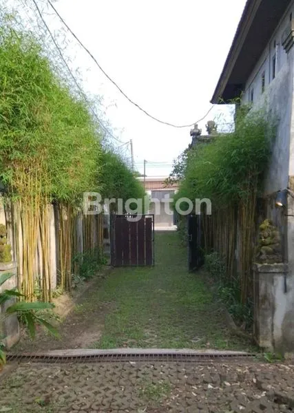 image CHEAP VILLA COMPLETE FULL FURNISHED LAND AREA 925M2 TUMBAK BAYUH PARERENAN AREA NORTH KUTA (1)