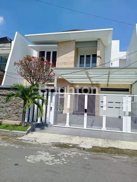 image RUMAH MINIMALIS 2 LANTAI SIAP HUNI BELAKANG GALAXY MALL 3 (2)