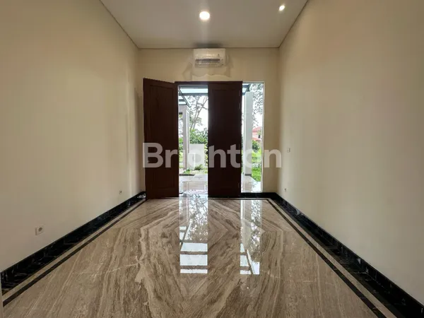 image RUMAH MODERN MINIMALIS MEWAH CITRALAND AREA GOLF DEKAT GWALK DAN PAKUWON INDAH (2)