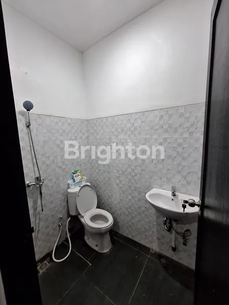 image RUMAH 2 LANTAI FULL FURNISHED DITENGAH KOTA DILOKASI STRATEGIS DIAREA SESETAN DENPASAR SELATAN,DEKAT SEKOLAH, UNIVERSITAS, RSU,PASAR TRADISIONAL DAN MALL (7)