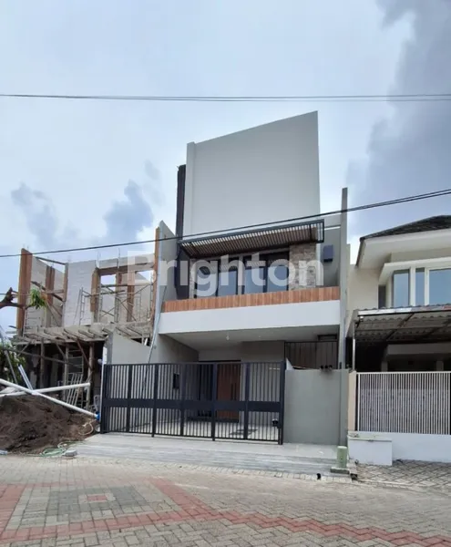 RUMAH 2 LANTAI MINIMALIS GRESSS PANTAI MENTARI DEKAT KENJERAN PAKUWON CITY GALAXY MALL KERTAJAYA INDAH DHARMAHUSADA