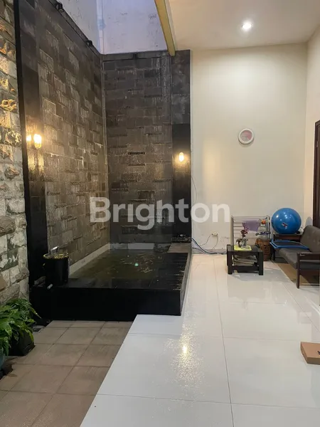 image RUMAH DHARMAHUSADA MAS SURABAYA ROW JALAN 4 MOBIL MASIH TERAWAT (7)