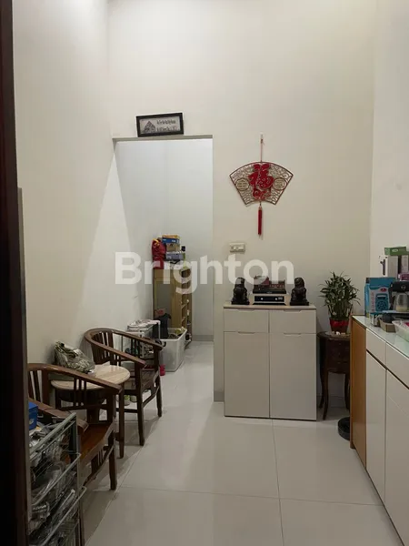 image RUMAH DHARMAHUSADA MAS SURABAYA ROW JALAN 4 MOBIL MASIH TERAWAT (8)