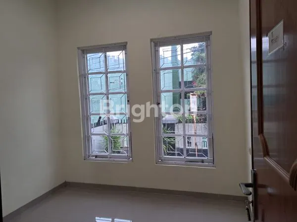 image RUMAH 1.5 LANTAI SIAP HUNI DI KOMPLEK PERDAGANGAN, CILEDUG RAYA, TANGERANG SELATAN (3)