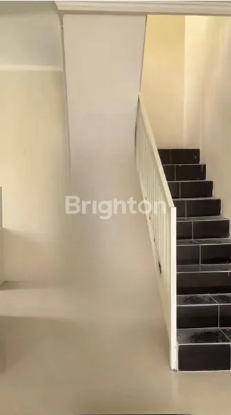image *RUMAH BARU 2 LANTAI DI SURABAYA TIMUR, SELANGKAH KE PERUMAHAN GREEN LAKE, 5 MENIT KE UNIVERSITAS DINAMIKA DAN JALAN MERR (NON FURNISHED)* (2)