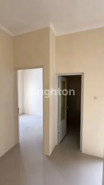 image *RUMAH BARU 2 LANTAI DI SURABAYA TIMUR, SELANGKAH KE PERUMAHAN GREEN LAKE, 5 MENIT KE UNIVERSITAS DINAMIKA DAN JALAN MERR (NON FURNISHED)* (5)