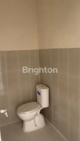 image *RUMAH BARU 2 LANTAI DI SURABAYA TIMUR, SELANGKAH KE PERUMAHAN GREEN LAKE, 5 MENIT KE UNIVERSITAS DINAMIKA DAN JALAN MERR (NON FURNISHED)* (6)