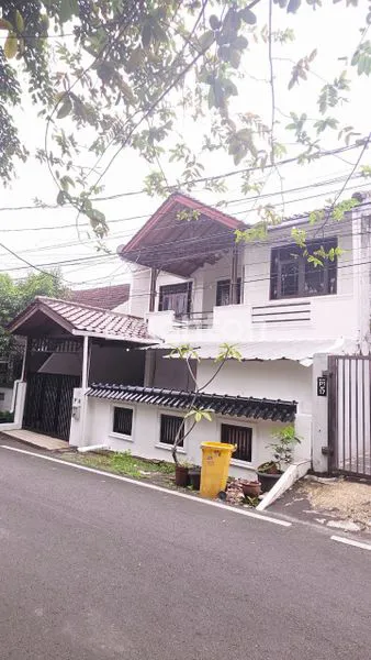 RUMAH 2 LANTAI  DI LINGKUNGAN NYAMAN DI DALAM KOMPLEK. DKI   CIPAYUNG DEKAT MABES  CILANGKAP  JAKARTA TIMUR
