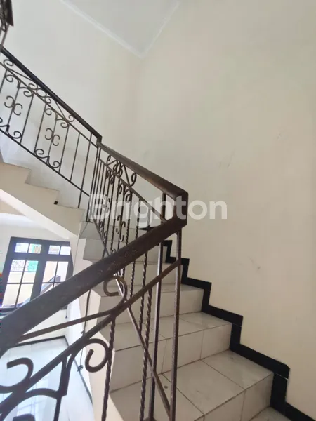 image  RUMAH MEWAH DHARMAHUSADA MAS LOKASI SANGATSTRATEGIS DI KOTA SURABAYA (7)