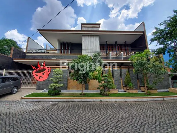 image DIJUAL RUMAH MEWAH PLUS PERABOT DI GAYUNGSARI BARAT DEKAT MASJID AL AKBAR (2)