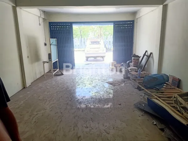 image RAYA KENJERAN 3 LANTAI SIAP PAKAI STRATEGIS DEKAT AREA KOMERSIAL DEPAN JALAN RAYA (1)