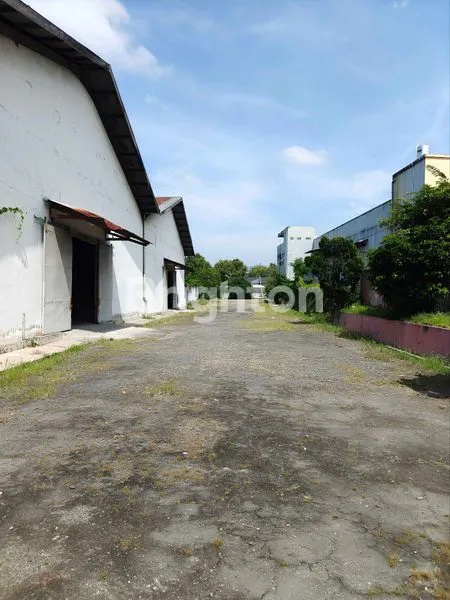 image DI SEWAKAN. GUDANG LUAS 1.636 M2. BESAR TEMBUNG. AKSES CONTAINER 40 FEET.  6 MENIT DARI TOL BANDAR SELAMAT (2)