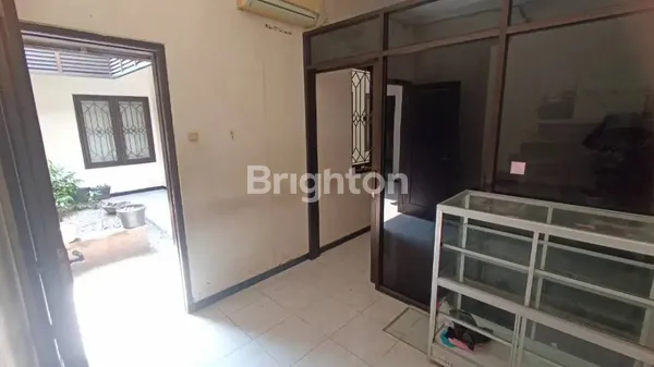 image RUMAH MANYAR SIAP HUNI STRATEGIS DEKAT PUSAT KOTA (4)