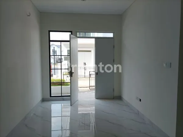 image RUMAH DOUBLE DEKKER LAVON 2, TANGGERANG (3)