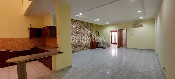 image RUMAH 2 1/2 LANTAI DI TAMAN RATU INDAH (4)