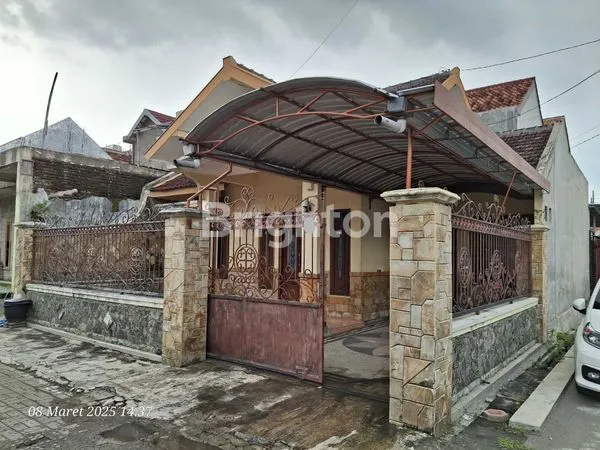 image RUMAH HOOK SIAP HUNI. BANGUNAN KOKOH TERAWAT. ROW JALAN 2 MOBIL (1)