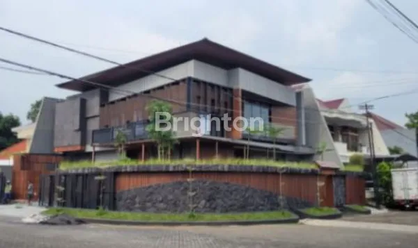 image RUMAH KUALITAS PREMIUM TROPICAL MODERN DI MANYAR KERTOADI LOKASI STRATEGIS DAN JALAN LEBAR (1)