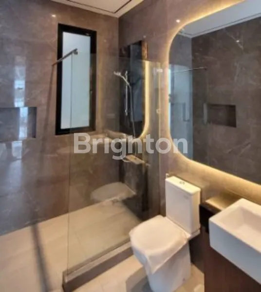 image RUMAH KUALITAS PREMIUM TROPICAL MODERN DI MANYAR KERTOADI LOKASI STRATEGIS DAN JALAN LEBAR (8)