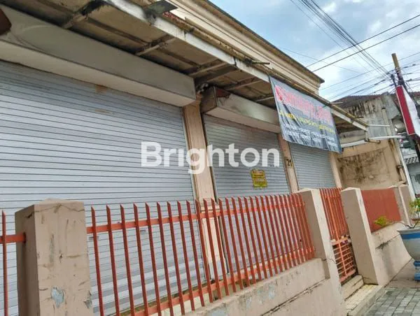 RUMAH BESAR DI TENGAH KOTA SALATIGA PINGGIR JALAN SANGAT STRATEGIS UNTUK USAHA