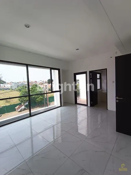 image RUMAH HOEK 2 LANTAI + ROOFTOP SIAP HUNI DI LARANGAN, KOTA TANGERANG (6)