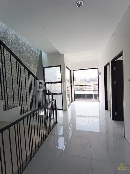 image RUMAH HOEK 2 LANTAI + ROOFTOP SIAP HUNI DI LARANGAN, KOTA TANGERANG (8)