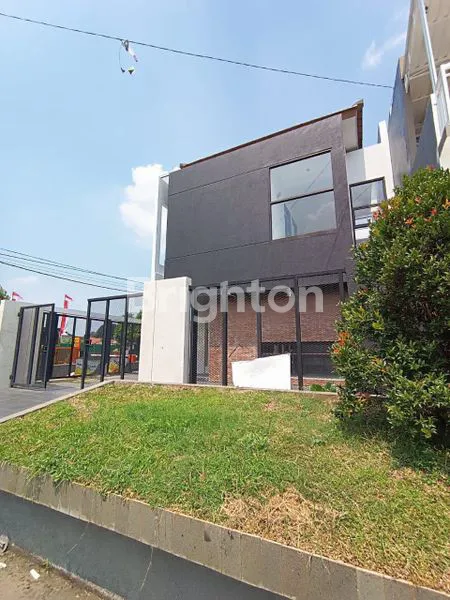 image RUMAH HOEK 2 LANTAI + ROOFTOP SIAP HUNI DI LARANGAN, KOTA TANGERANG (3)