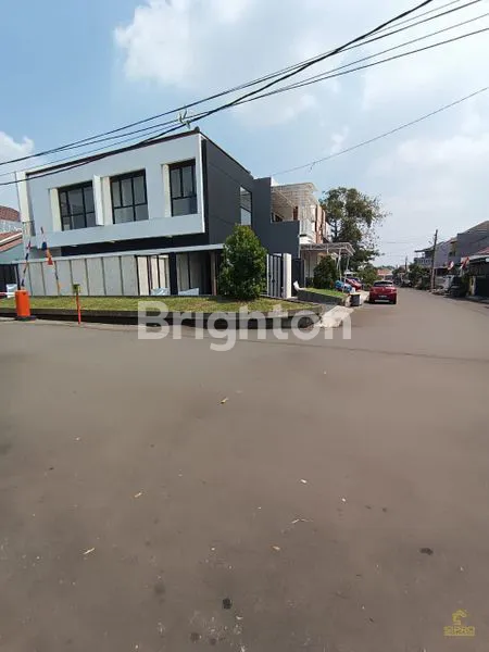 image RUMAH HOEK 2 LANTAI + ROOFTOP SIAP HUNI DI LARANGAN, KOTA TANGERANG (2)