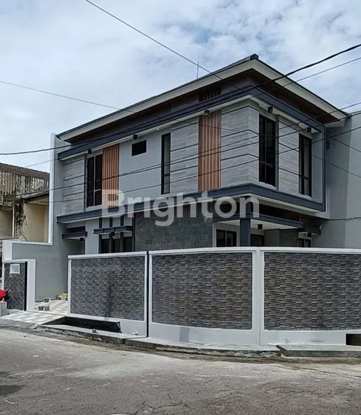 image RUMAH GRESS MINIMALIS KONTEMPORER 2 LT POSISI HOOK DI KEDUNG BARUK (1)