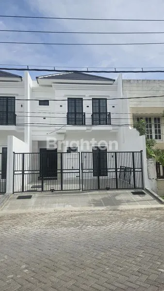 image RUMAH BARU AMERICAN STYLE DI SUTOREJO (1)