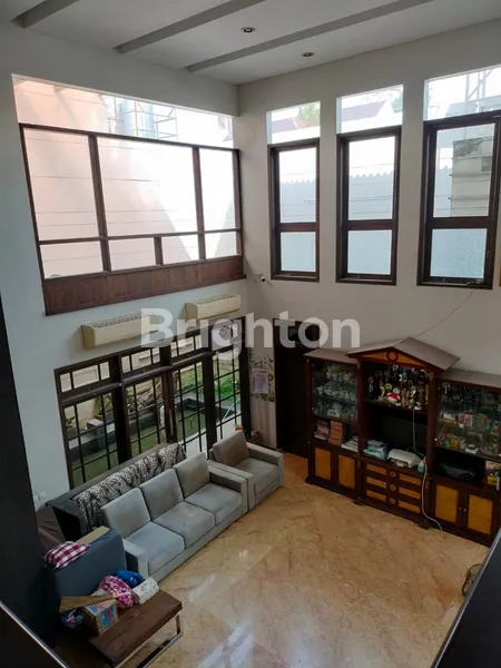 image RUMAH MEWAH TROPICAL DI DHARMAHUSADA INDAH, DEKAT ATLAS SPORT CENTER (4)