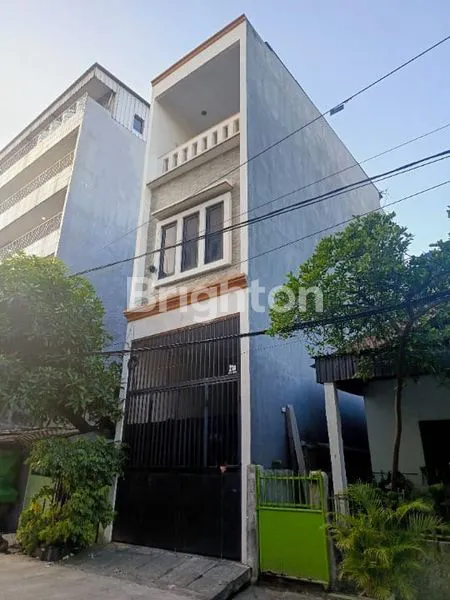image RUMAH 3 LANTAI DI JALAN AMPERA 4, PADEMANGAN, JAKARTA UTARA (1)