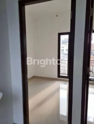 image RUMAH 2 LANTAI SIAP HUNI DEKAT RS SARI ASIH CILEDUG, TANGERANG (7)