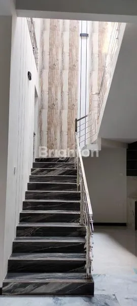 image RUMAH MEWAH ARAYA KOTA MALANG (5)