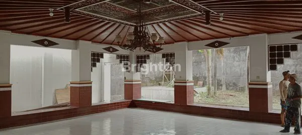 RUMAH LUAS DI KRATONAN TENGAH KOTA SOLO