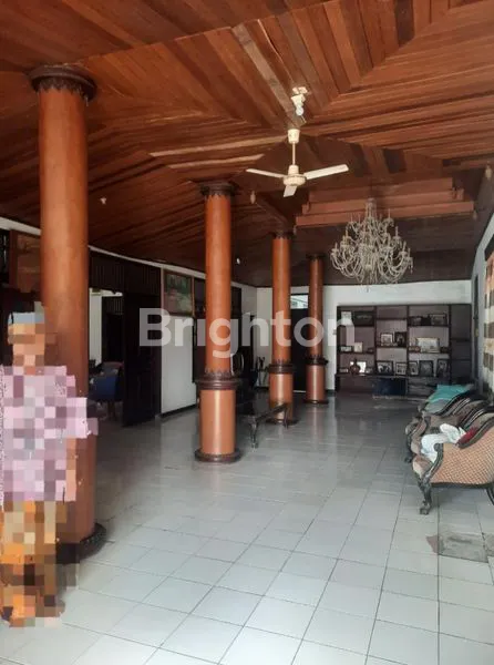 image KARANGANYAR, COLOMADU TEPATNYA GAJAHAN, RUMAH LUAS DESAIN JAWA, LOKASI STRATEGIS, TENANG DAN NYAMAN, COCOK UNTUK TEMPAT MAKAN NUANSA TRADISIONAL MAUPUN PERKANTORAN (1)
