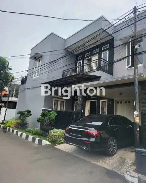 RUMAH MURAH 2 LANTAI TERAWAT LOKASI STRATEGIS DI LINGKUNGAN KOMPLEK KAYU PUTIH DEKAT RAWAMANGUN JAKARTA TIMUR