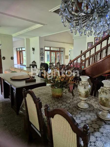 image RUMAH MEWAH BANGUNAN KOKOH DAN LOKASI SANGAT STRATEGIS AREA SURABAYA TIMUR (4)