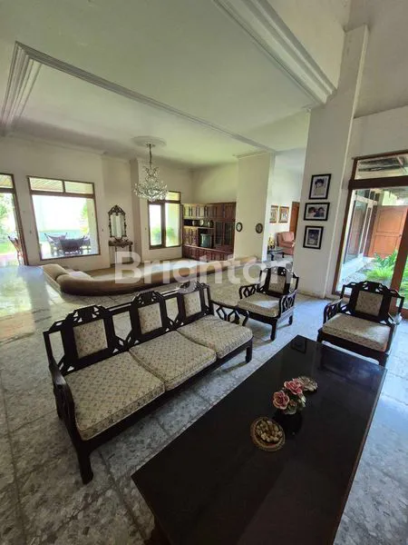 image RUMAH MEWAH BANGUNAN KOKOH DAN LOKASI SANGAT STRATEGIS AREA SURABAYA TIMUR (5)