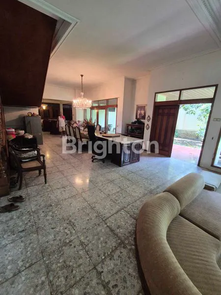 image RUMAH MEWAH BANGUNAN KOKOH DAN LOKASI SANGAT STRATEGIS AREA SURABAYA TIMUR (6)