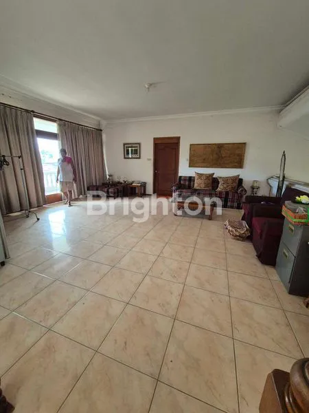 image RUMAH MEWAH BANGUNAN KOKOH DAN LOKASI SANGAT STRATEGIS AREA SURABAYA TIMUR (8)