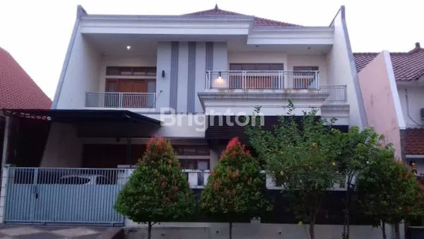 image HARGA BU RUMAH 2 LANTAI SEMI FURNISHED DENGAN 3 BALKON PURI SURYA JAYA CLUSTER PASADENA SIDOARJO (1)