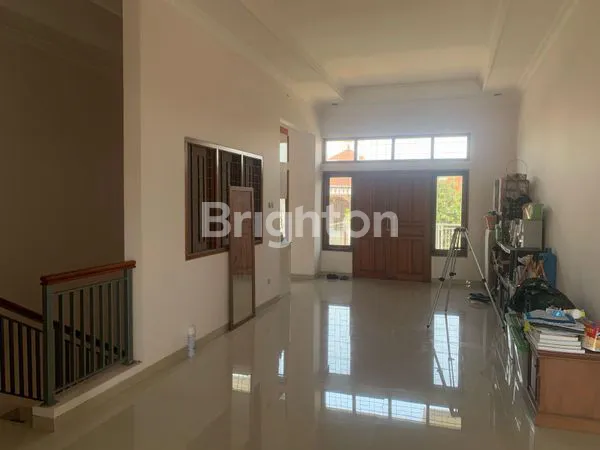 image HARGA BU RUMAH 2 LANTAI SEMI FURNISHED DENGAN 3 BALKON PURI SURYA JAYA CLUSTER PASADENA SIDOARJO (2)