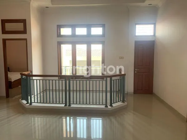 image HARGA BU RUMAH 2 LANTAI SEMI FURNISHED DENGAN 3 BALKON PURI SURYA JAYA CLUSTER PASADENA SIDOARJO (3)