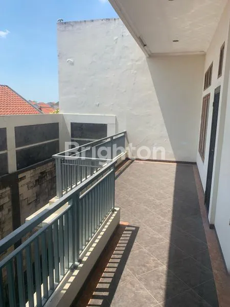 image HARGA BU RUMAH 2 LANTAI SEMI FURNISHED DENGAN 3 BALKON PURI SURYA JAYA CLUSTER PASADENA SIDOARJO (5)