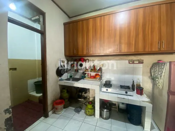 image RUMAH SIAP HUNI 2 1/2 LANTAI PADEMANGAN (2)