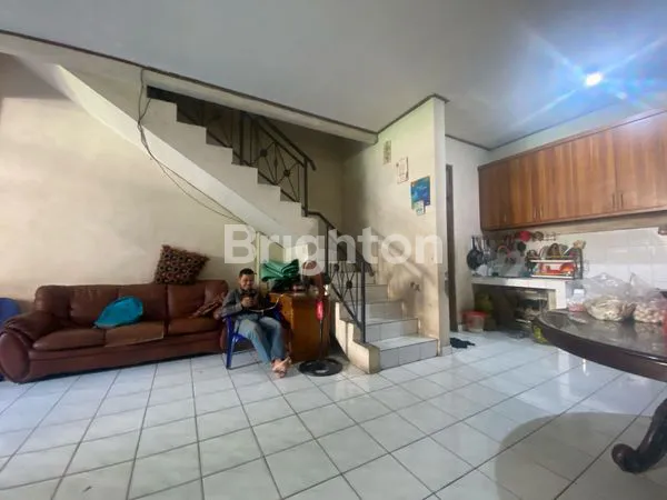 image RUMAH SIAP HUNI 2 1/2 LANTAI PADEMANGAN (4)